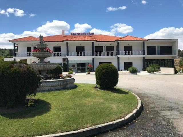 Restaurante Residencial Pizzaria S. Estevao アギアル・ダ・ベイラ エクステリア 写真